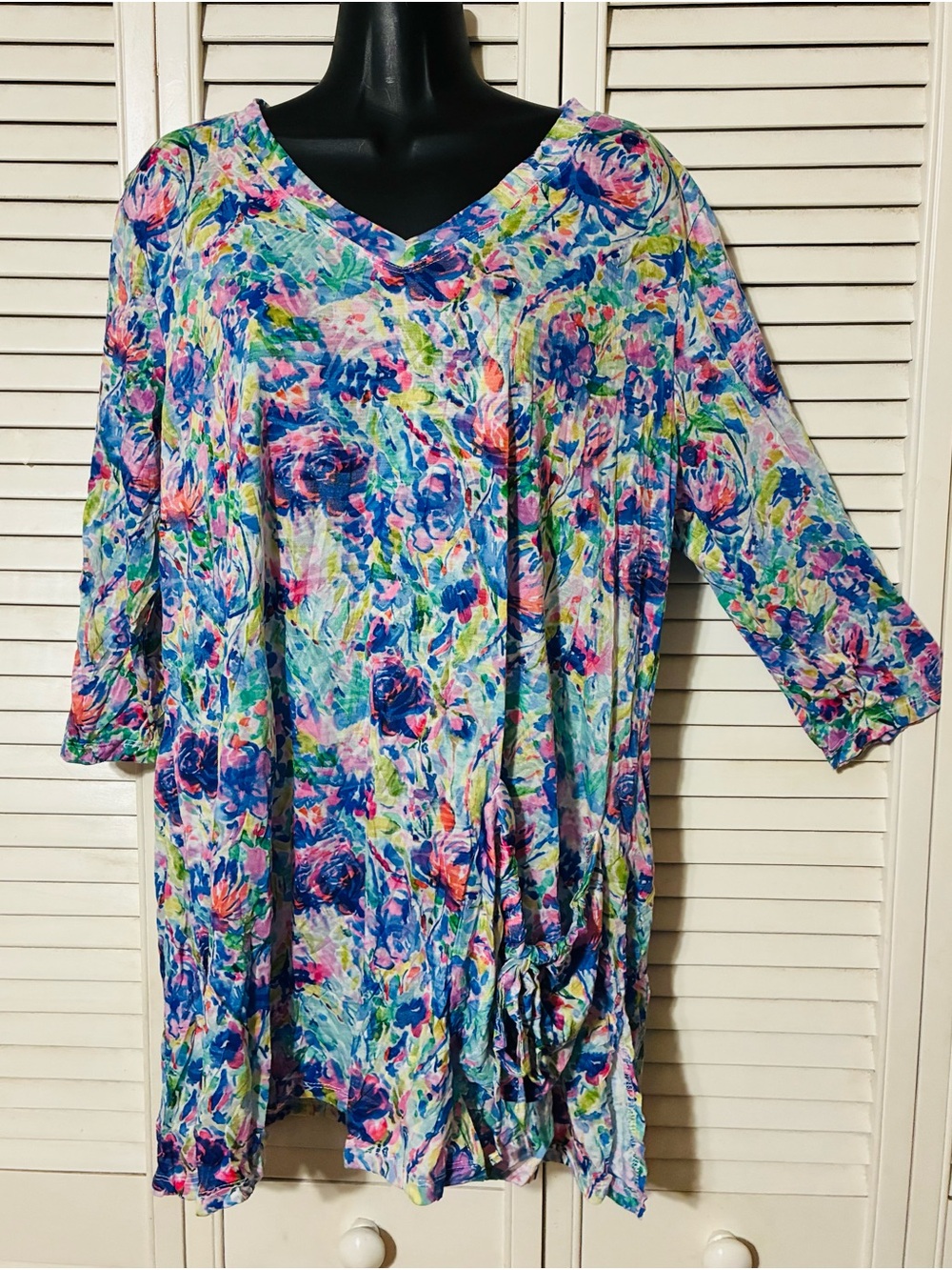 SHANA Med Multicolor Floral V-Neck Tunic - Blue & Pink